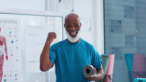 Hombre-Negro-Mayor-Y-Feliz-Y-Yoga-En-Puño-Cerrado