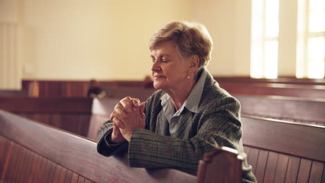 anciano, mujer y orando en la iglesia por la fe