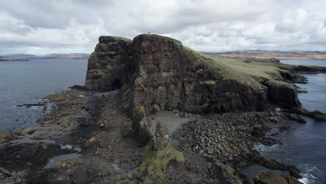 Person,-Die-Den-Blick-Auf-Die-Insel-Oronsay-Auf-Der-Isle-Of-Skye-In-Schottland-Genießt