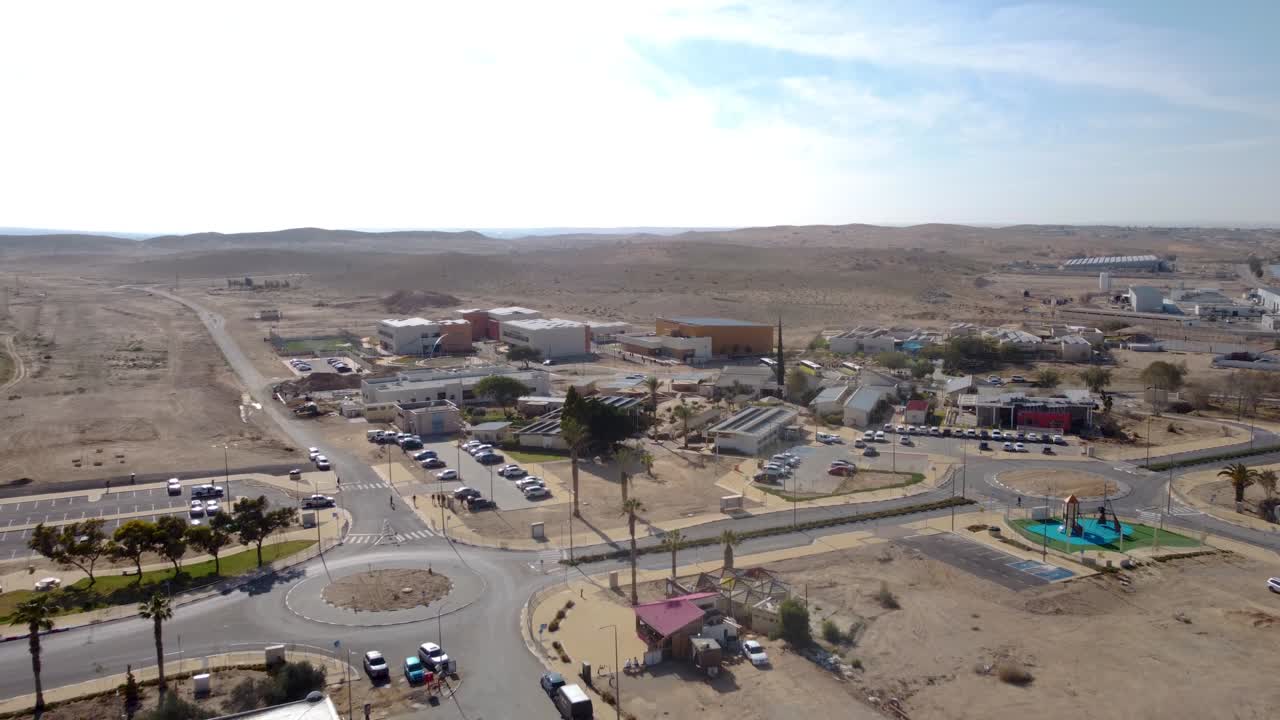 라마트 네게브 지역 협의회 위를 뒤로 날아다니고 있습니다.