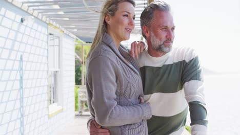 Feliz-Pareja-Madura-Caucásica-Parada-En-La-Terraza-Junto-Al-Mar