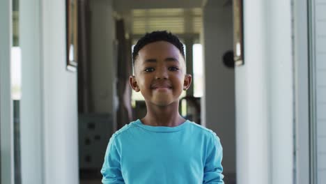 Retrato-De-Un-Hombre-Afroamericano-Sonriendo-Mientras-Está-De-Pie-En-Casa