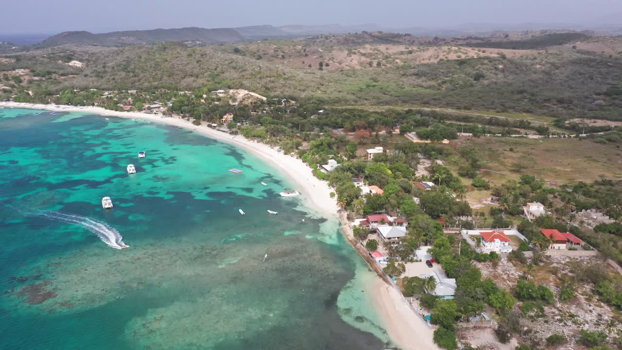 vista aérea del pueblo costero de pescadores en playa la ensenada en punta rucia, república dominicana