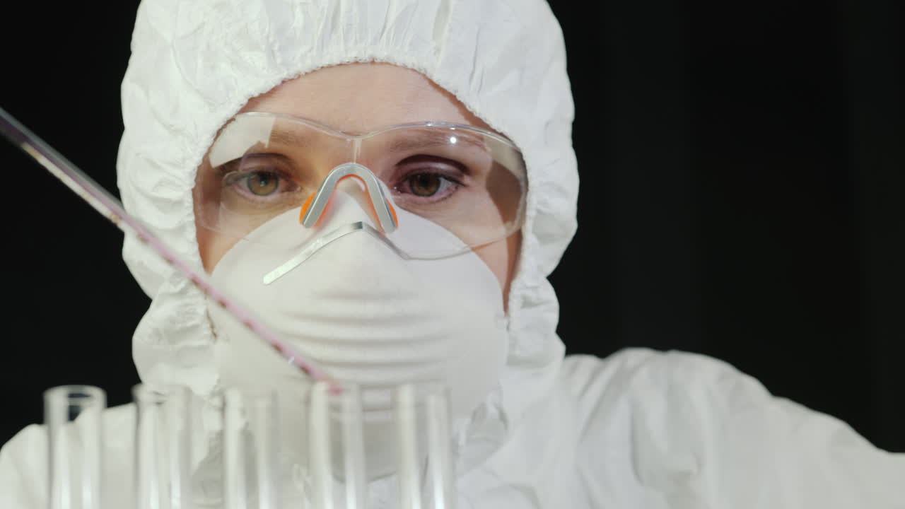un hombre con traje de protección biológica trabaja en un laboratorio 1