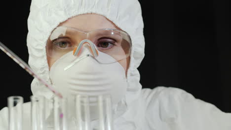 un hombre con traje de protección biológica trabaja en un laboratorio 1