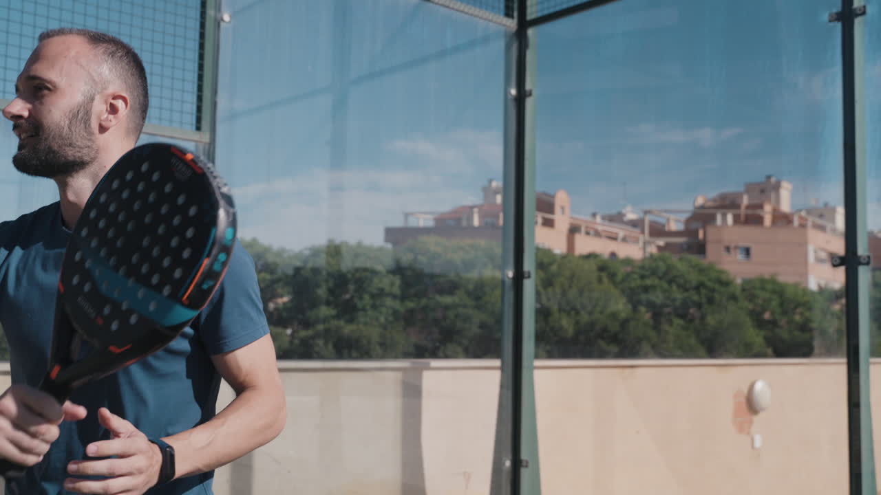 el jugador de tenis de pádel sirve la pelota y hace un tiro de lob después de que la pelota golpea la pared trasera