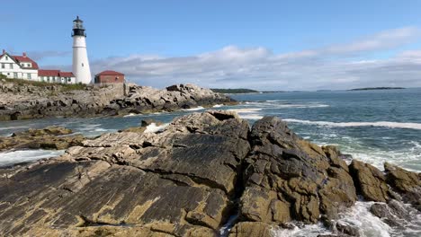 4K-Tosende-Brandung-Am-Leuchtturm-Von-Portland-Head-In-Der-Nähe-Von-Portland,-Maine