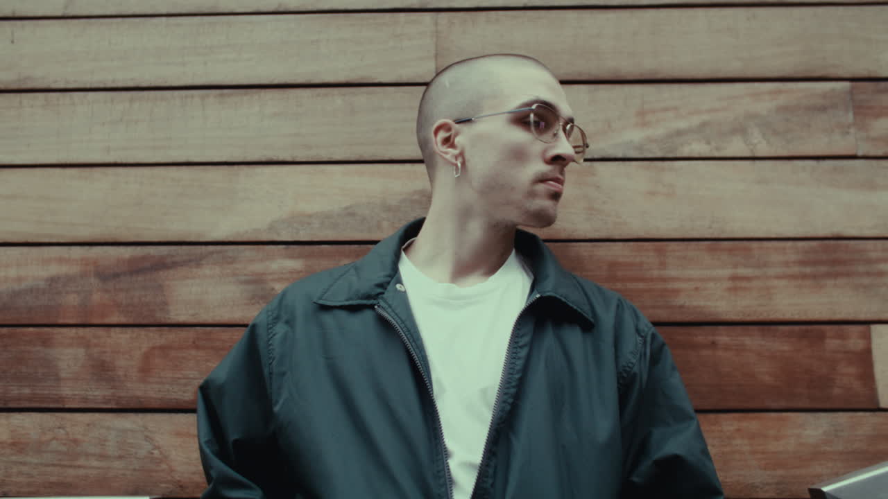 joven con smartphone