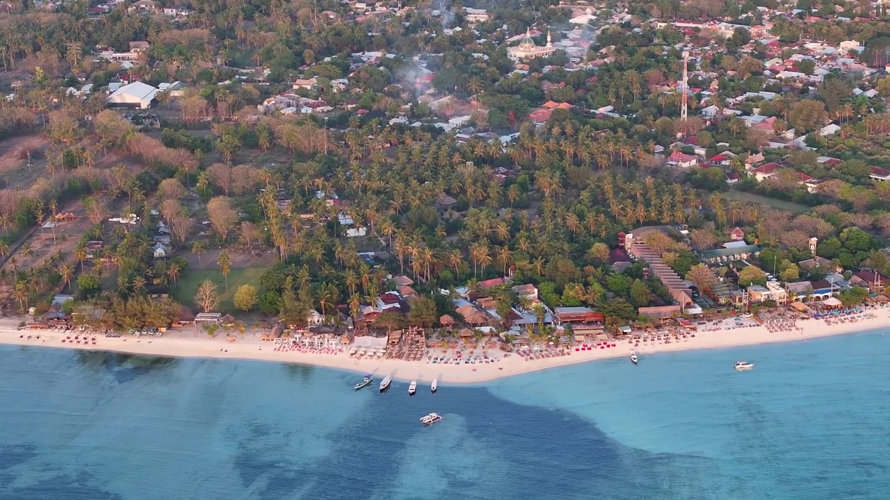 Endonezya'daki Gili Air Adaları'nda Özel Tatil Köyü Tatili. Havadan Drone Çekimi.