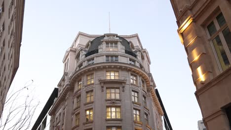 Arquitectura-Antigua-En-El-Distrito-Comercial-Cerca-De-Picadilly-Circus-En-La-Ciudad-De-Londres,-Reino-Unido,-Gran-Bretaña