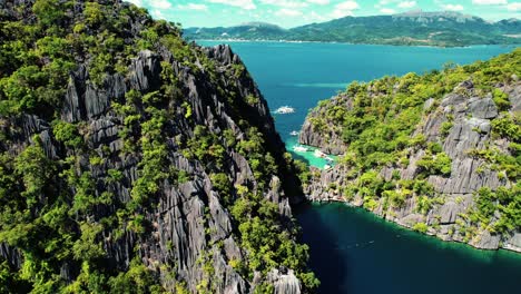 4K-Drohne-über-Karstansicht-Des-Barrakudasees,-Coron,-Palawan,-Philippinen