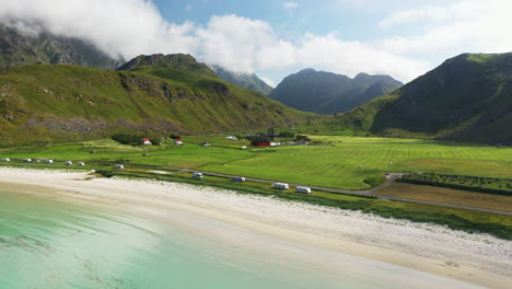 imágenes aéreas rotativas de la playa de vik y hauklandstranda, noruega, con autocaravanas en la costa, drone filmado con agua azul turquesa