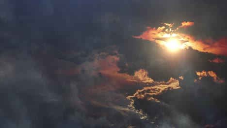 die atmosphäre in den wolken bei sonnenuntergang oder sonnenaufgang