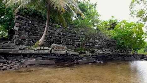 las paredes exteriores de piedra de la antigua ciudad de nan madol rodeadas por el canal de la laguna en pohnpei, estados federados de micronesia.