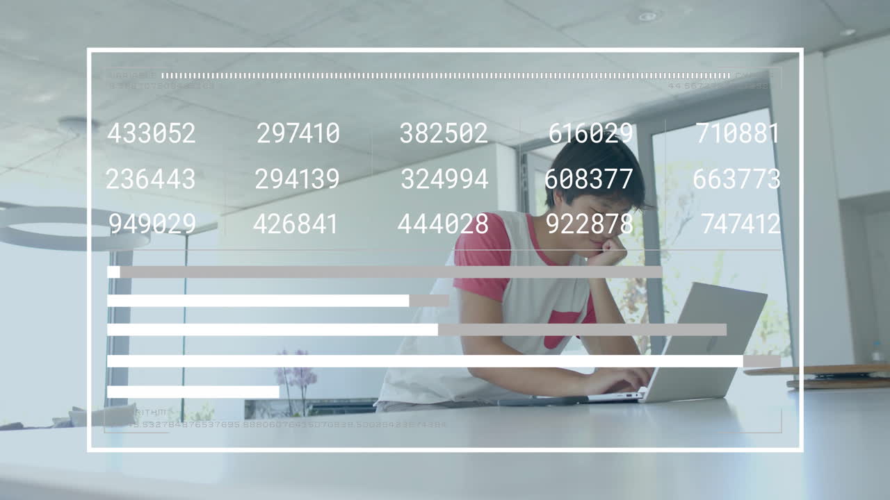 animación de procesamiento de datos financieros sobre empresario asiático en la oficina