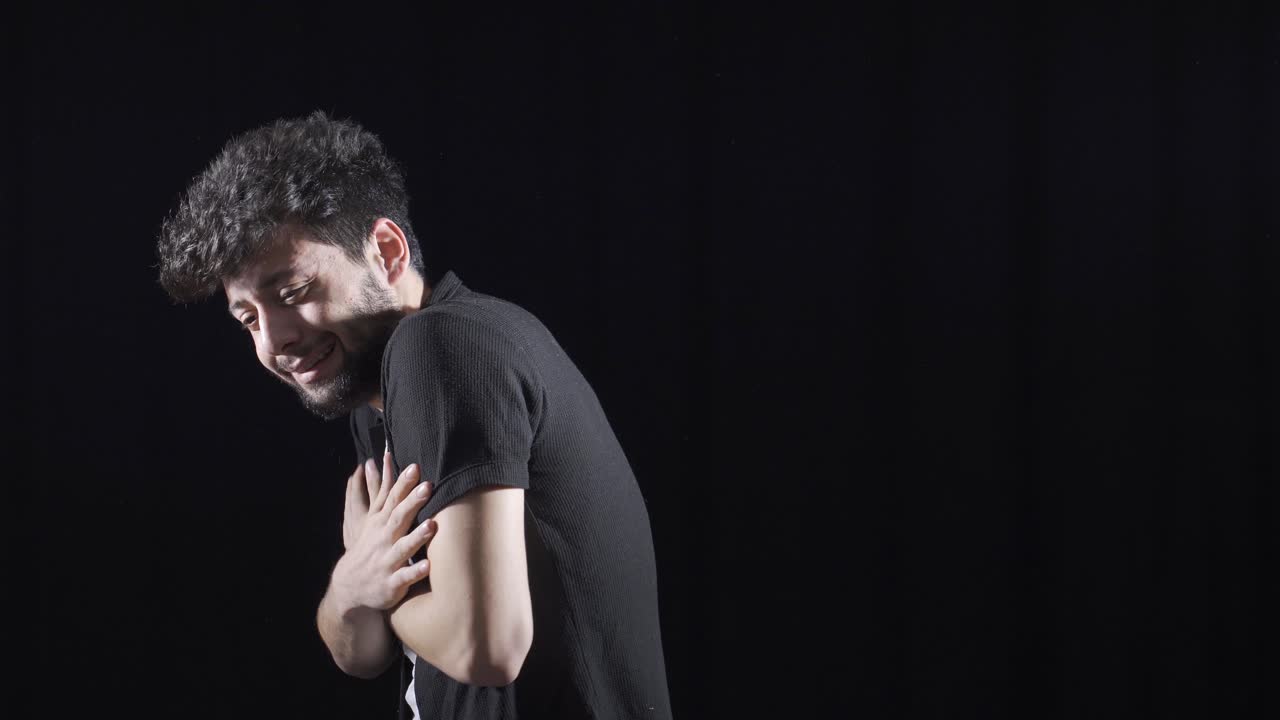 un hombre con esquizofrenia con problemas psicológicos.