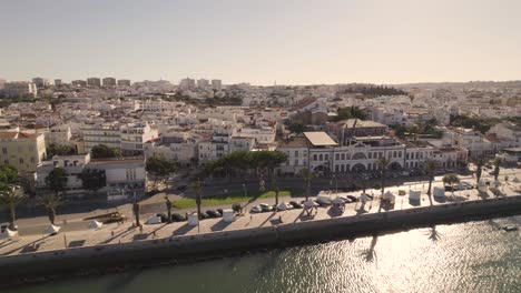 paseo junto al río contra lagos, algarve, paisaje urbano en un día soleado