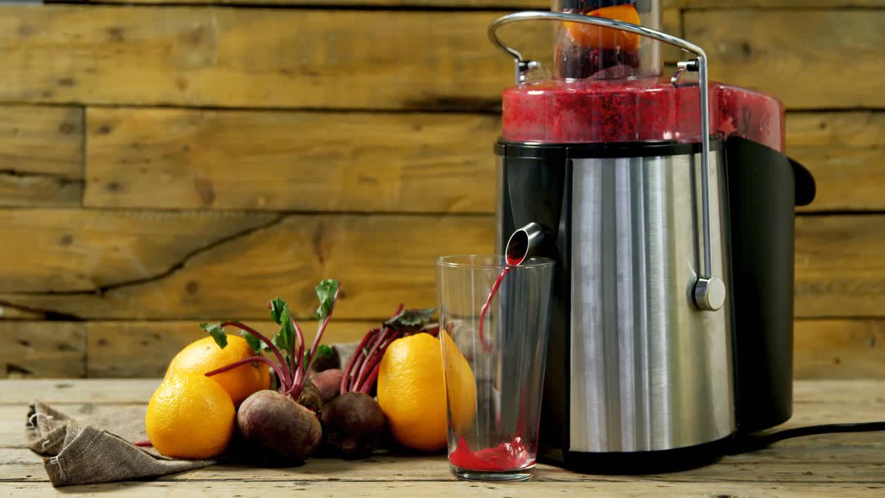 Spremiagrumi che versa il succo nel bicchiere 4k