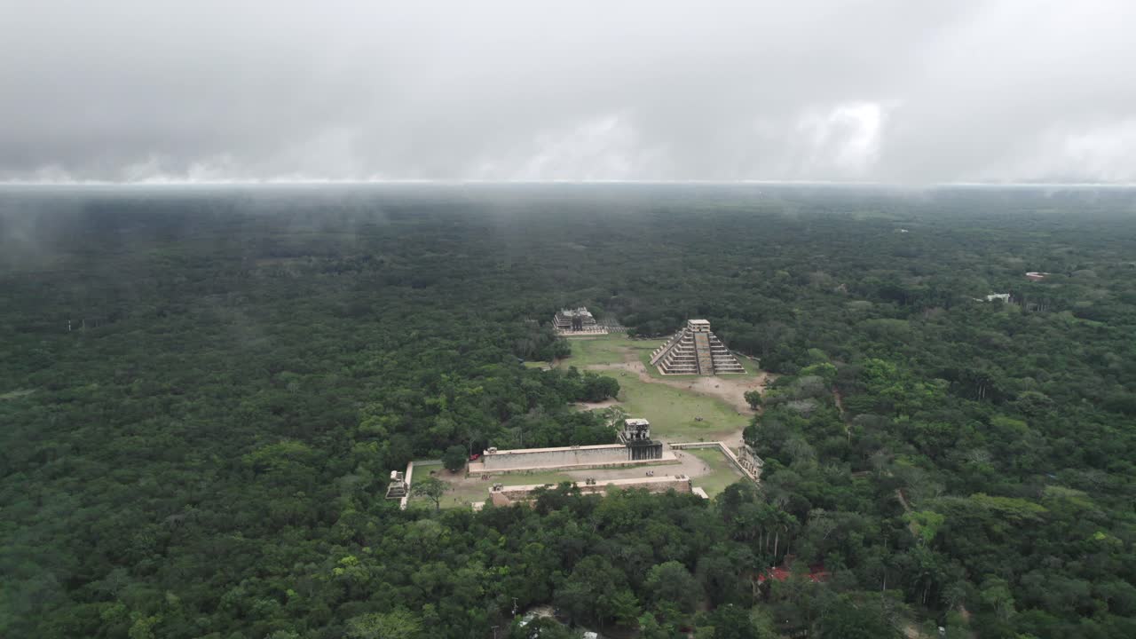 tour aéreo en helicóptero de chichén itzá méxico ruinas mayas nubes niebla