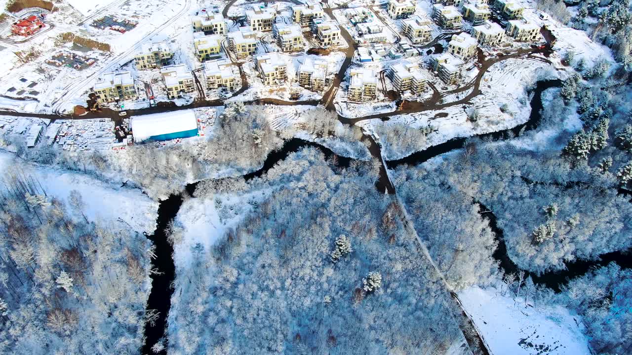 Nehir Kenarında Kar Kaplı Yeni Yerleşimin Havadan Görünümü