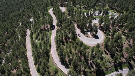 Vista-Aérea-De-La-Carretera-Ventosa-Y-El-Bosque-De-Coníferas-En-El-Parque-Estatal-Custer,-Dakota-Del-Sur,-Ee.uu.,-Disparo-De-Drones