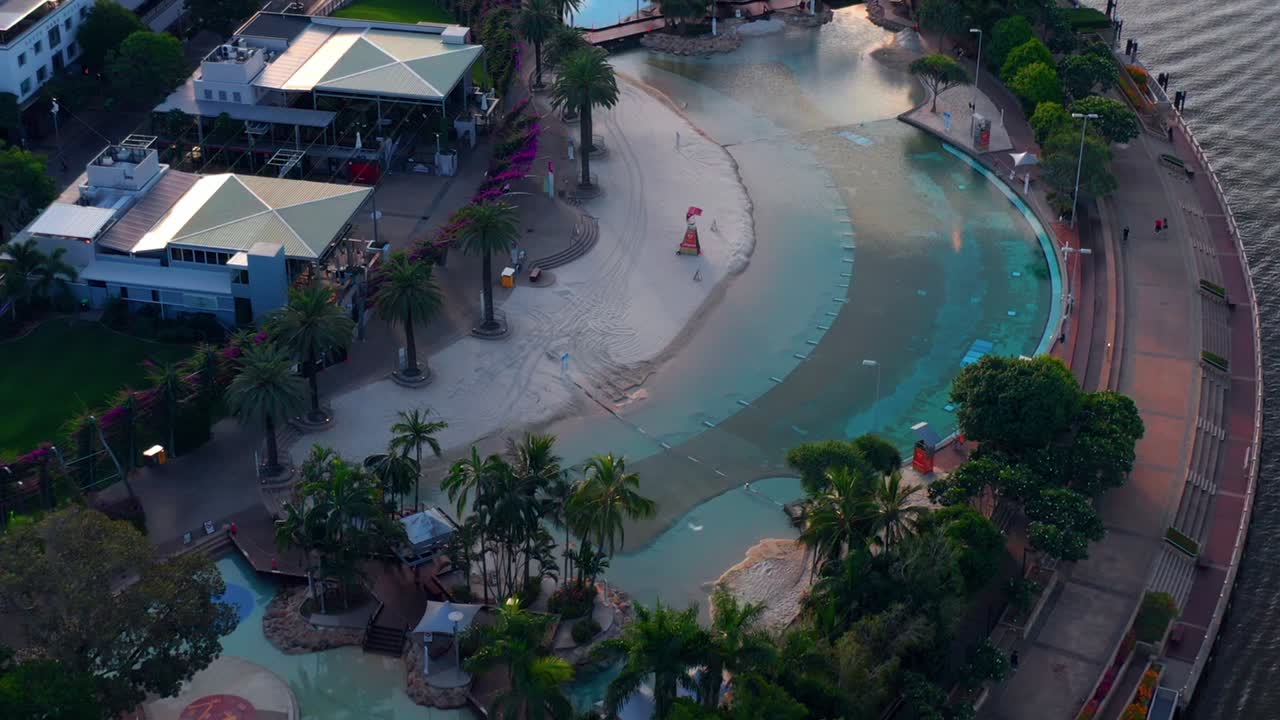 toma aérea de una piscina pública vacía en south bank, brisbane, australia durante la pandemia de covid19