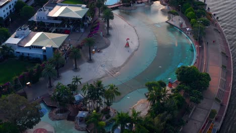 Toma-Aérea-De-Una-Piscina-Pública-Vacía-En-South-Bank,-Brisbane,-Australia-Durante-La-Pandemia-De-Covid19