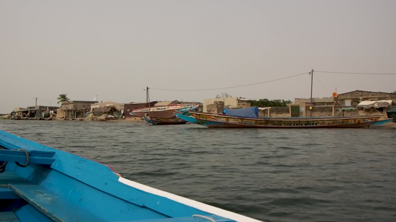 paseo en barco por el río en el sur de senegal