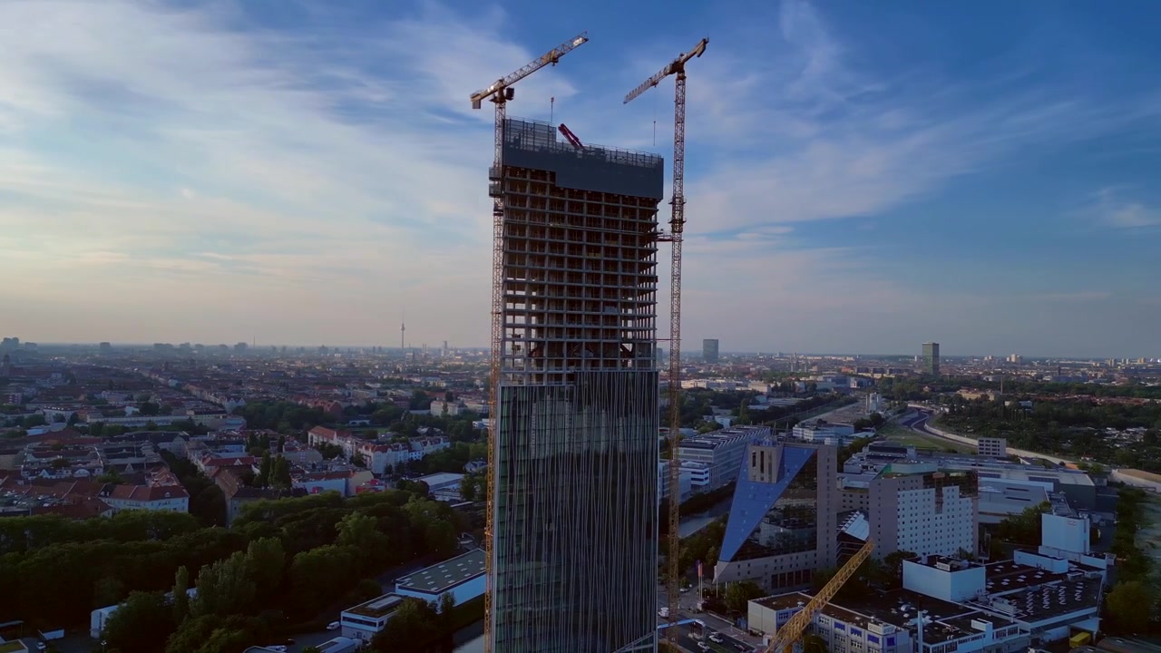 Cantiere della torre Estrel a Berlino nel 2024, con gru e lo skyline della città sullo sfondo. Splendida vista aerea panoramica con drone in orbita
