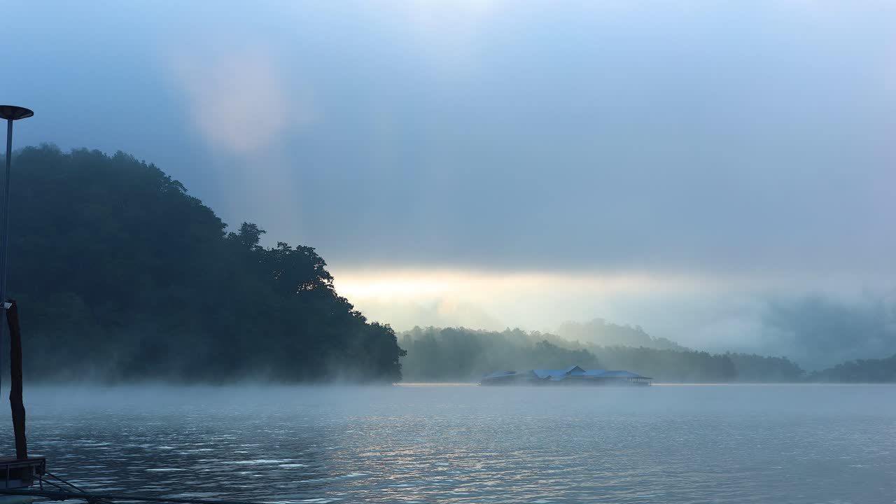 산 과 안개 가 있는 안개 가 가득 한 강 풍경