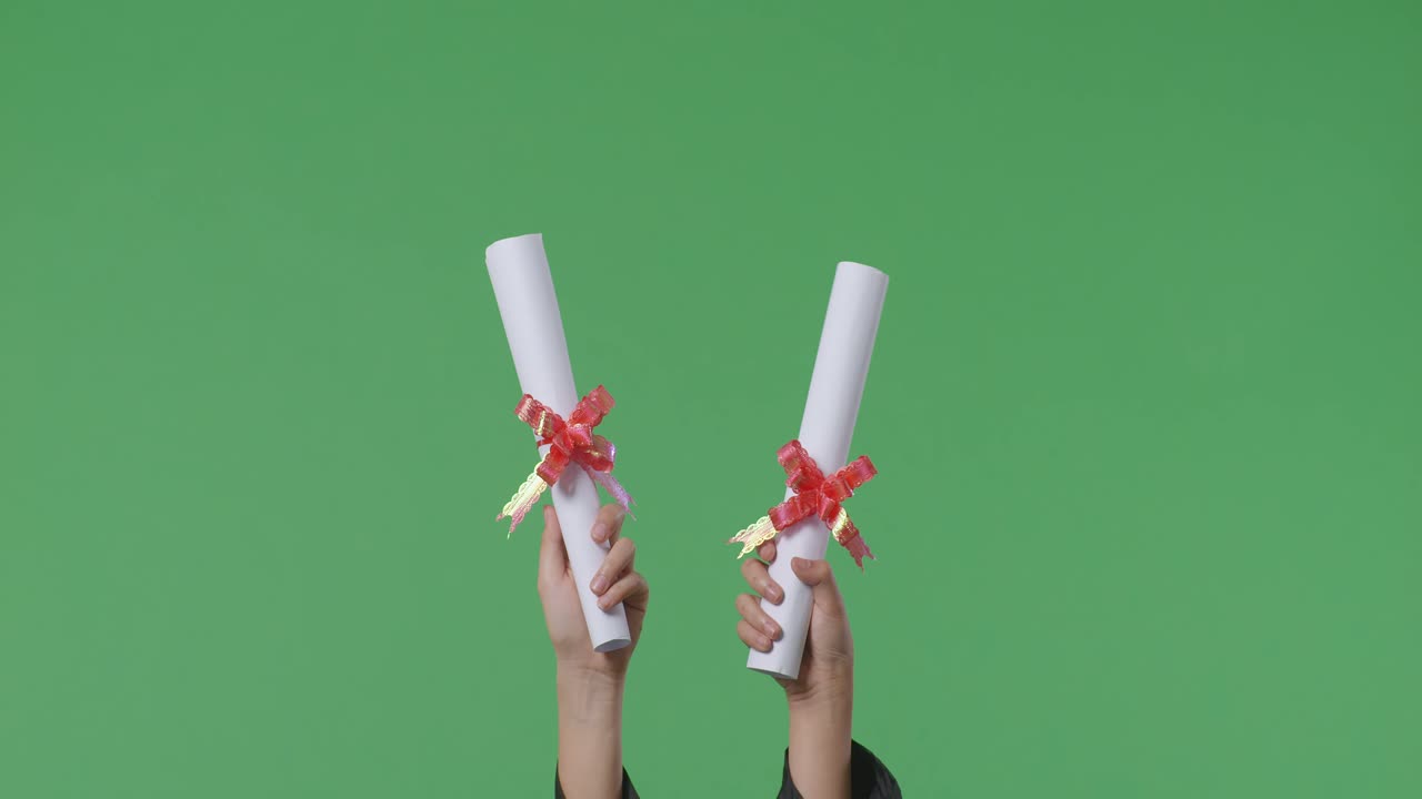 ceremonia de graduación con diplomas