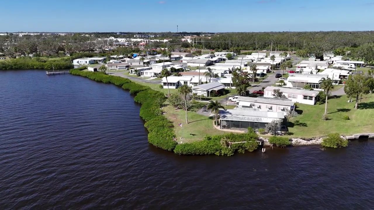 55+ autocamperpark ved Manatee-floden i Ellenton med udsigt til vandet, Florida.