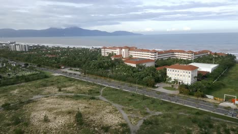 An-Einem-Bewölkten-Tag-über-Berggipfel-Und-In-Die-Stadt-Da-Nang-In-Vietnam-Fliegen