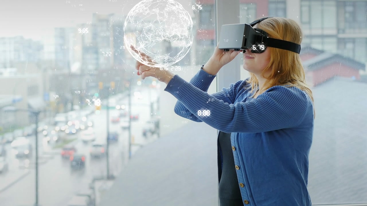 Анимация глобуса с цифрами над белой бизнесвумен, использующей VR-гарнитуру