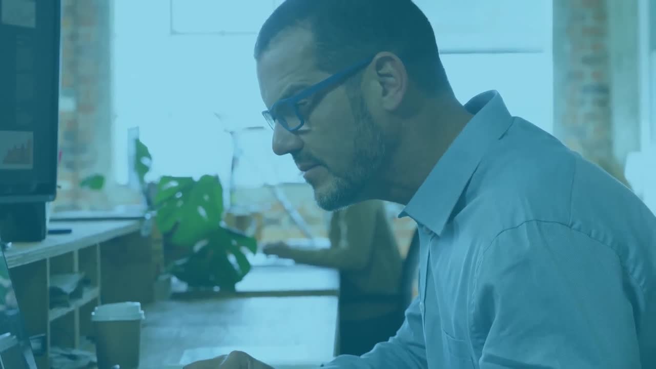 animación de la red de conexiones a través de un empleado de oficina caucásico.