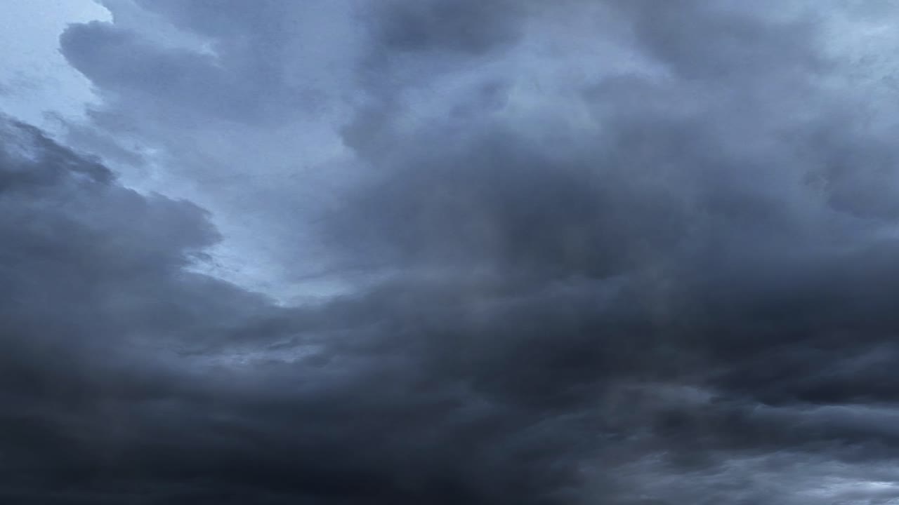 4k rayo golpea en el cielo nublado oscuro