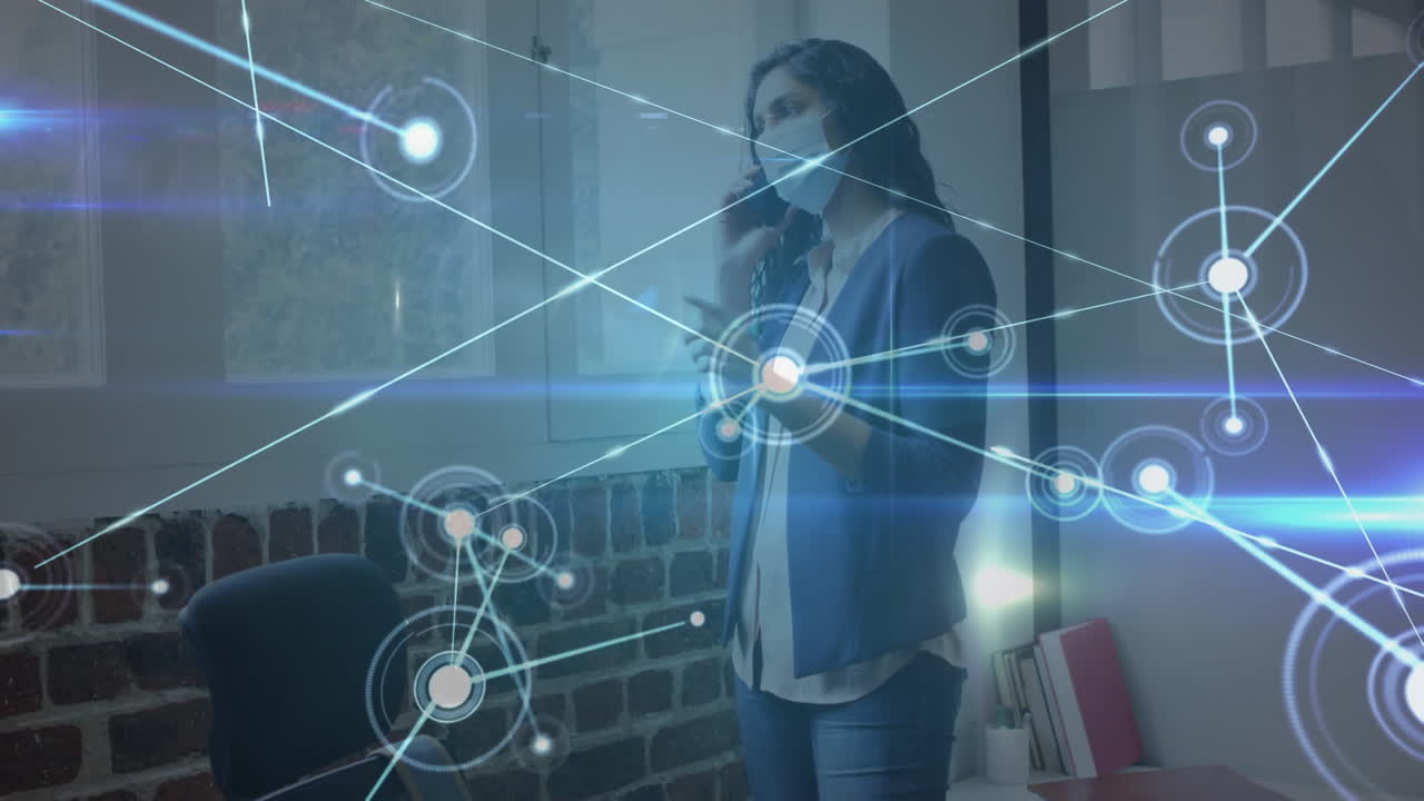 animación de la red de conexiones sobre la mujer de negocios con máscara facial en el teléfono.