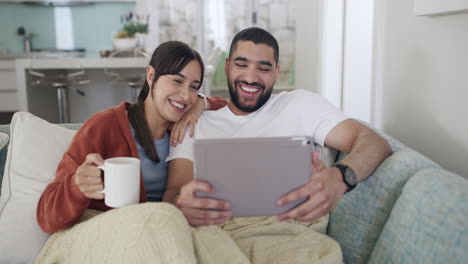 una joven pareja latina usando una tableta digital