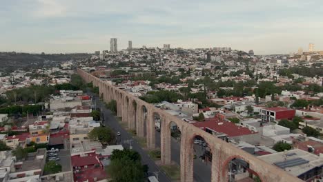 Queretaro-Aquädukt---Historisches-Wahrzeichen-In-Santiago-De-Queretaro,-Mexiko