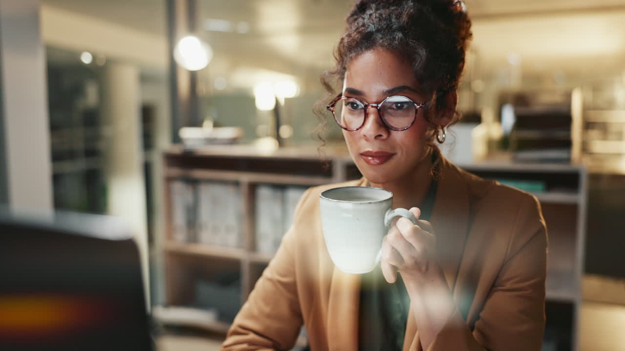 mujer trabajando hasta tarde en la noche en la oficina