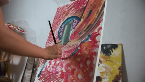 Mujer-Pintando-En-La-Sala-De-Arte