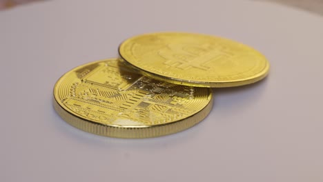 bitcoins y dólares estadounidenses con fines de inversión y comercio.