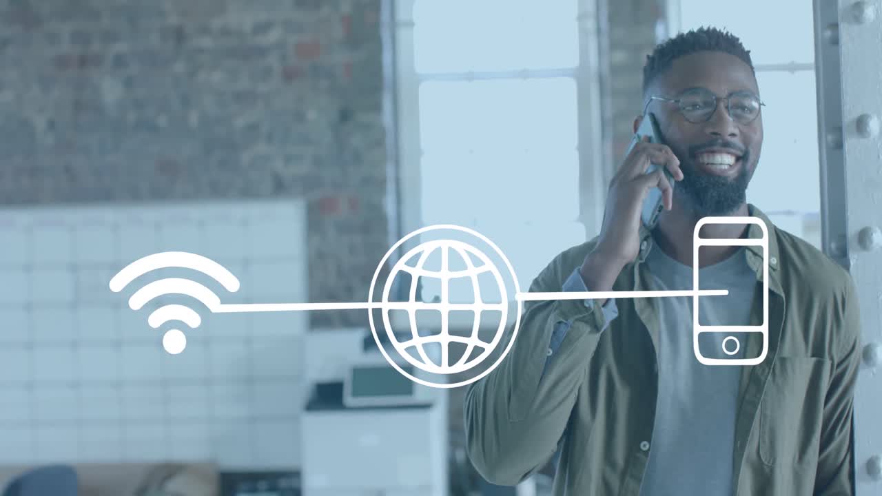 animación de iconos de los medios sobre feliz hombre de negocios afroamericano hablando en teléfono inteligente en la oficina