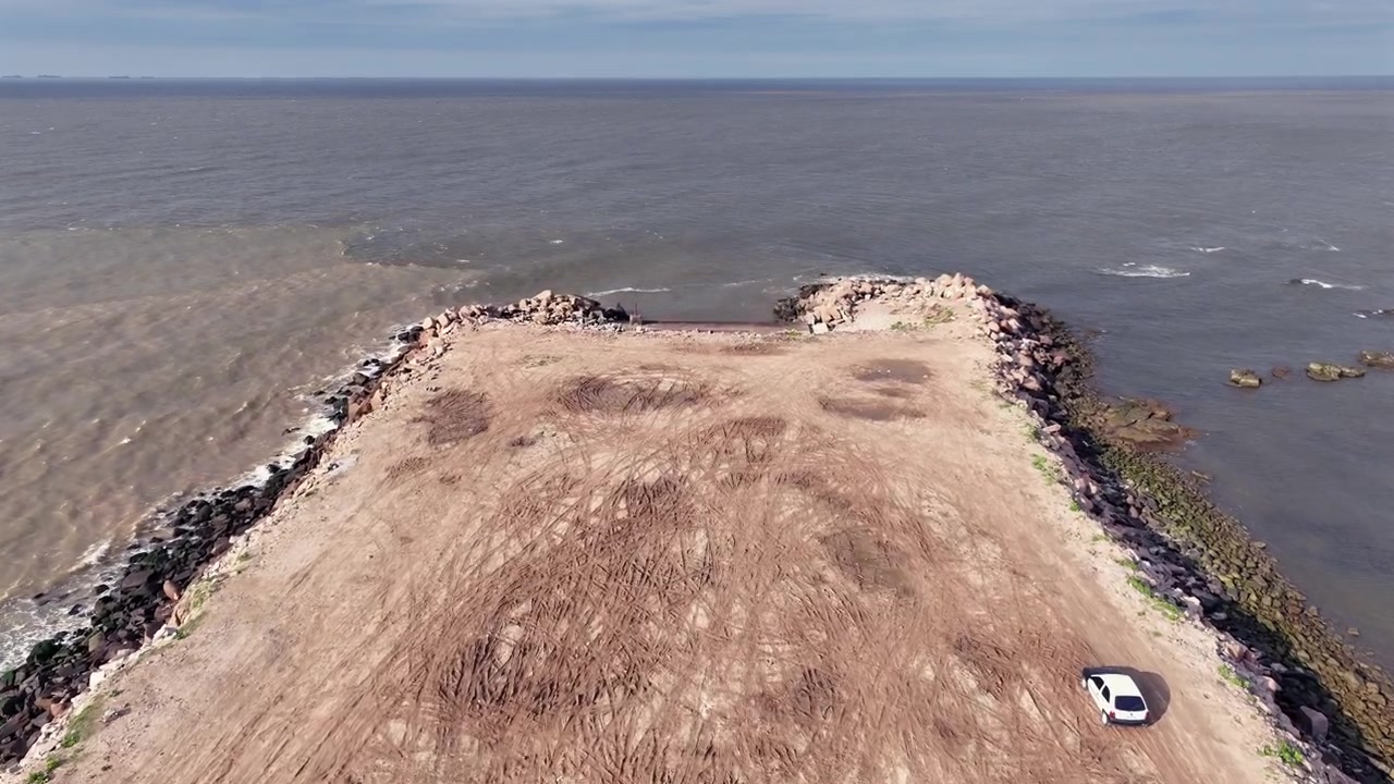 Penisola rocciosa di Punta Brava ripresa dall'alto che rivela l'oceano aperto sulla costa di Montevideo in Uruguay.
