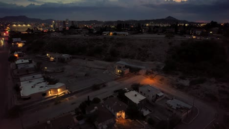 Nubes-Iluminadas-Por-El-Sol-Sobre-El-Residencial-Del-Lado-Oeste-De-El-Paso-Durante-El-Atardecer