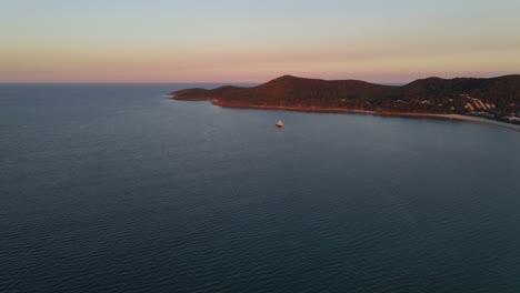 yate de lujo flotando en las aguas tranquilas - parque nacional noosa durante el amanecer - brisbane, qld, australia