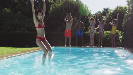 Eine-Vielfältige-Gruppe-Von-Freunden,-Die-Spaß-Daran-Haben,-In-Ein-Schwimmbad-Zu-Springen