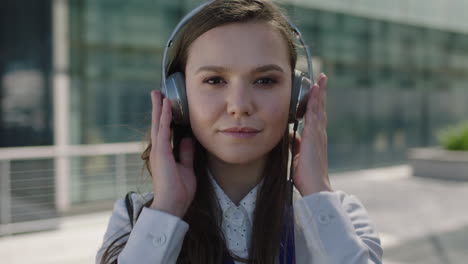 retrato de una hermosa mujer joven y animada en el campus se pone auriculares interno oficina corporativa música al aire libre