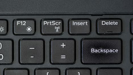 Draufsicht-Mit-Dem-Finger,-Der-Die-Rücktaste-Der-Tastatur-Drückt-Keyboard