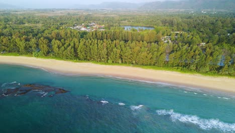 Playa-Tradicional-De-Natai-En-Phang-Nga-Con-Pinos-Nativos-A-Lo-Largo-De-La-Hermosa-Y-Tranquila-Costa-Con-Aguas-Turquesas.